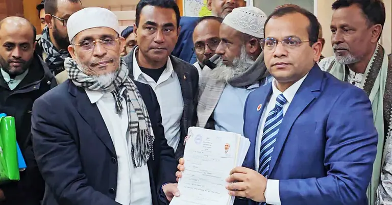 মনোনয়নপত্র দাখিল করছেন লুৎফুজ্জামান বাবর